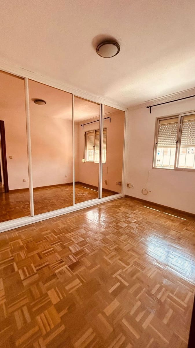 3 bedroom Flat for rent in Malaga city - € 1,100 (Ref: 9568773)