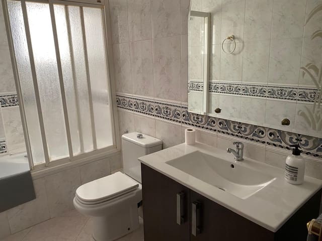 3 sovrum Lägenhet att hyra i Vistafranca, Málaga stad - 1 100 € (Ref: 9568773)