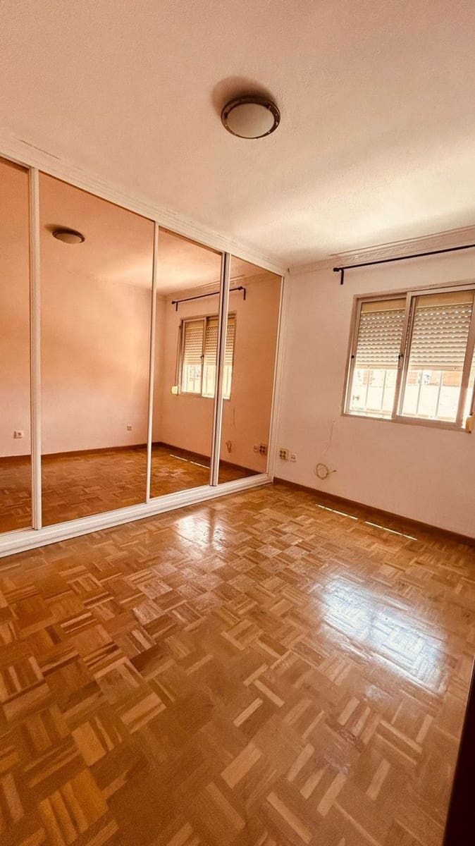 3 bedroom Flat for rent in Malaga city - € 1,100 (Ref: 9568773)