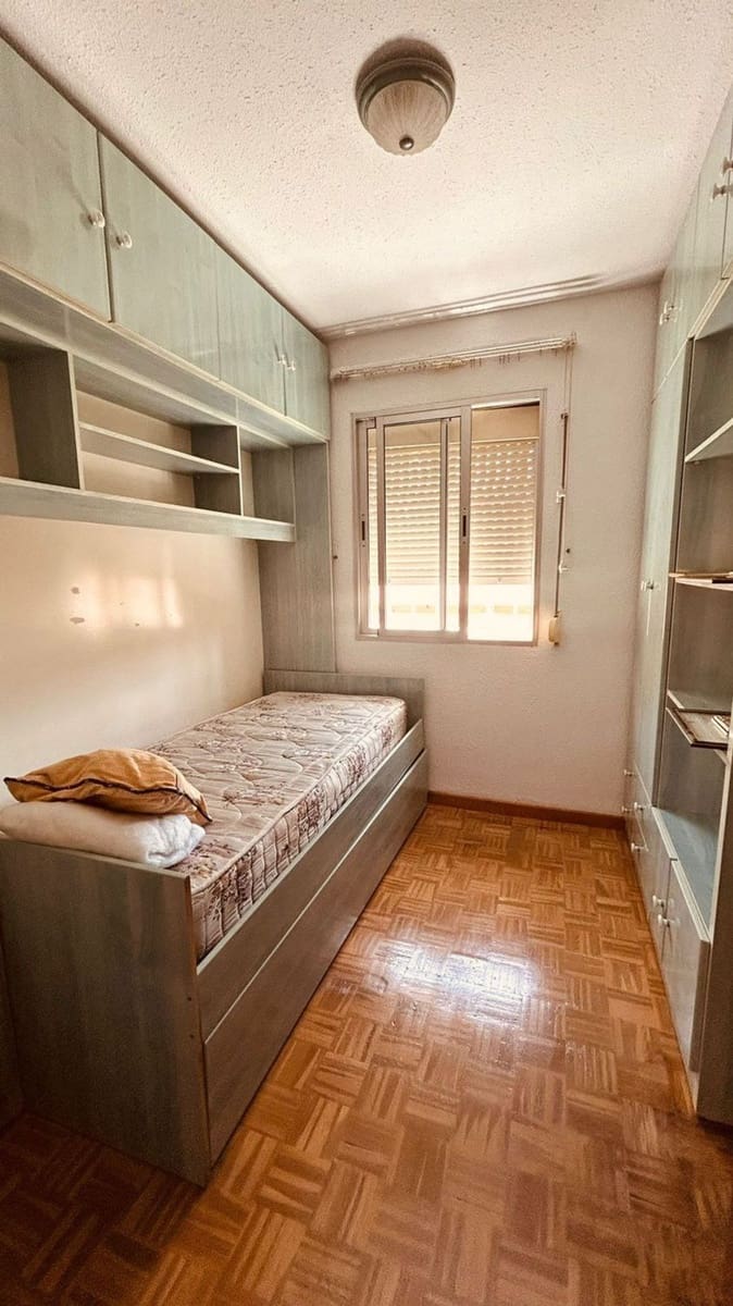 3 bedroom Flat for rent in Malaga city - € 1,100 (Ref: 9568773)