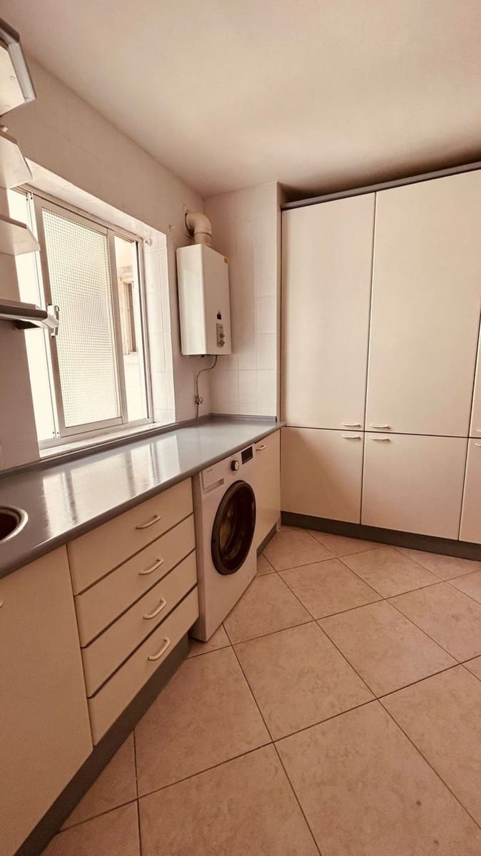 3 bedroom Flat for rent in Malaga city - € 1,100 (Ref: 9568773)