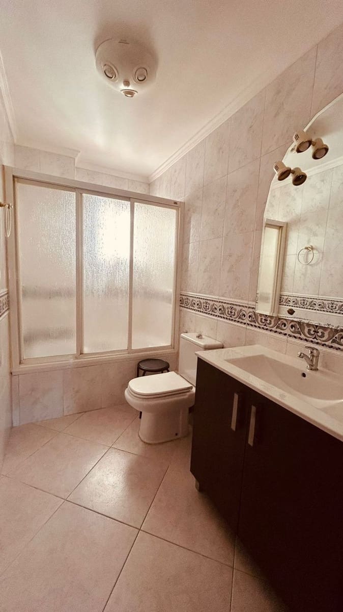 3 bedroom Flat for rent in Malaga city - € 1,100 (Ref: 9568773)