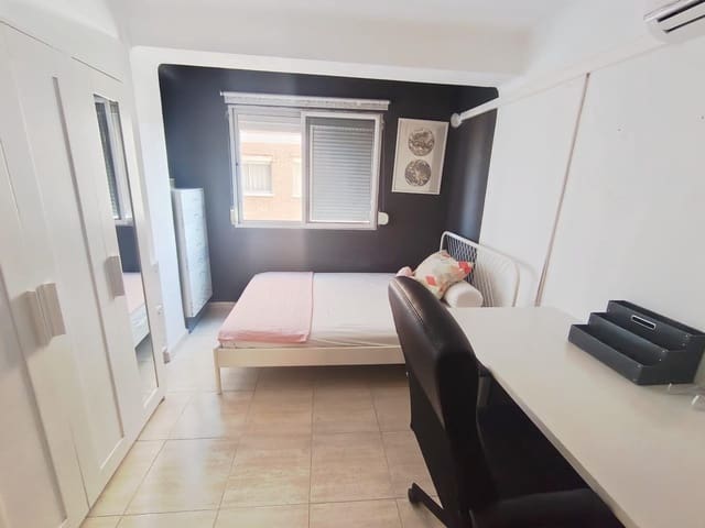 4 camera da letto Appartamento da affittare in Malaga città - 400 € (Rif: 9596284)