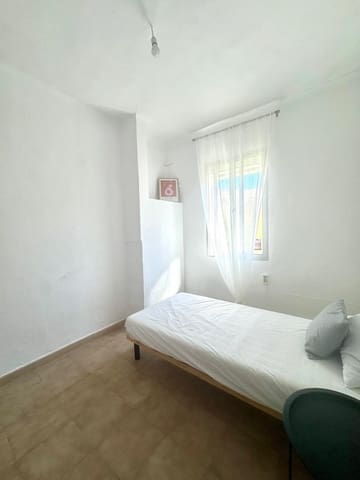 3 bedroom Flat for sale in Cruz de Humilladero, Málaga city - € 219,000 (Ref: 9619374)