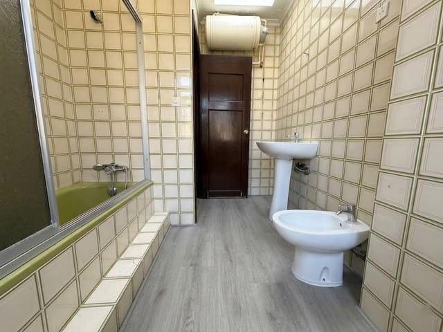 3 slaapkamer Flat te koop in Cruz de Humilladero, Málaga stad - € 219.000 (Ref: 9619374)