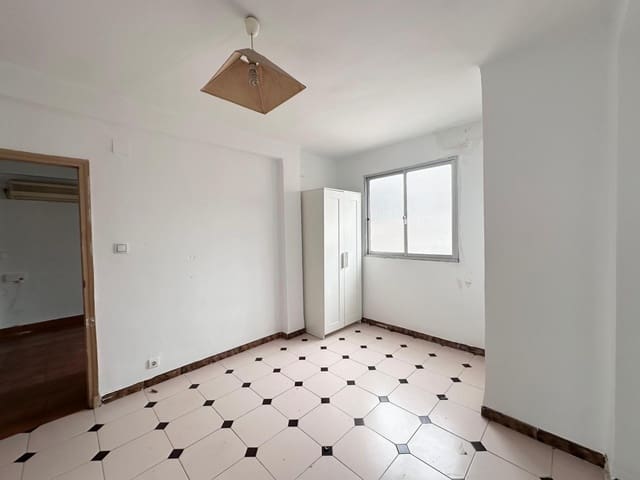 3 bedroom Flat for sale in Málaga city - € 230,000 (Ref: 9625787)