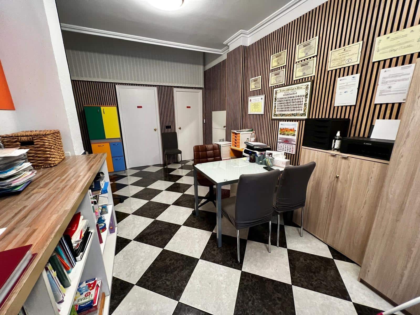 Kommersiell til salgs i Malaga by - € 110 000 (Ref: 9672276)