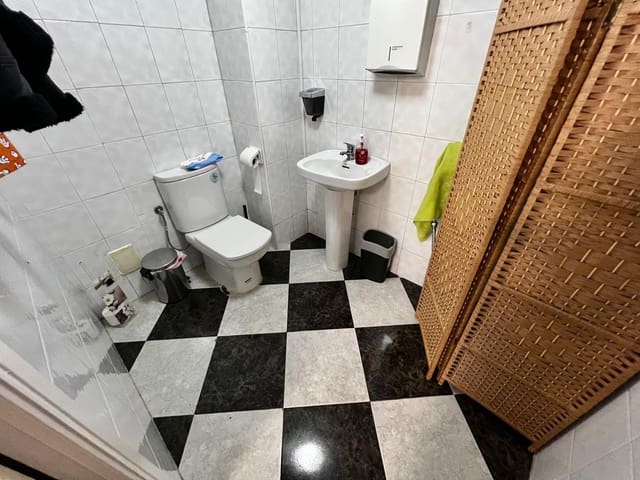 Kommersiell til salgs i Málaga by - € 110 000 (Ref: 9672276)