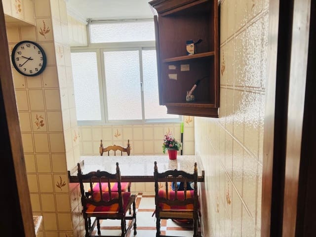 3 bedroom Flat for rent in Cruz de Humilladero, Málaga city - € 900 (Ref: 9829433)