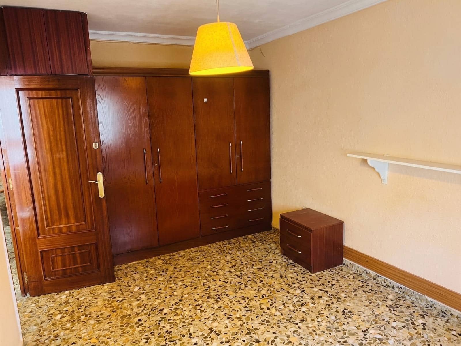 3 bedroom Flat for rent in Malaga city - € 900 (Ref: 9829433)
