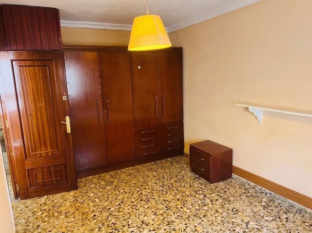 3 bedroom Flat for rent in Cruz de Humilladero, Málaga city - € 900 (Ref: 9829433)
