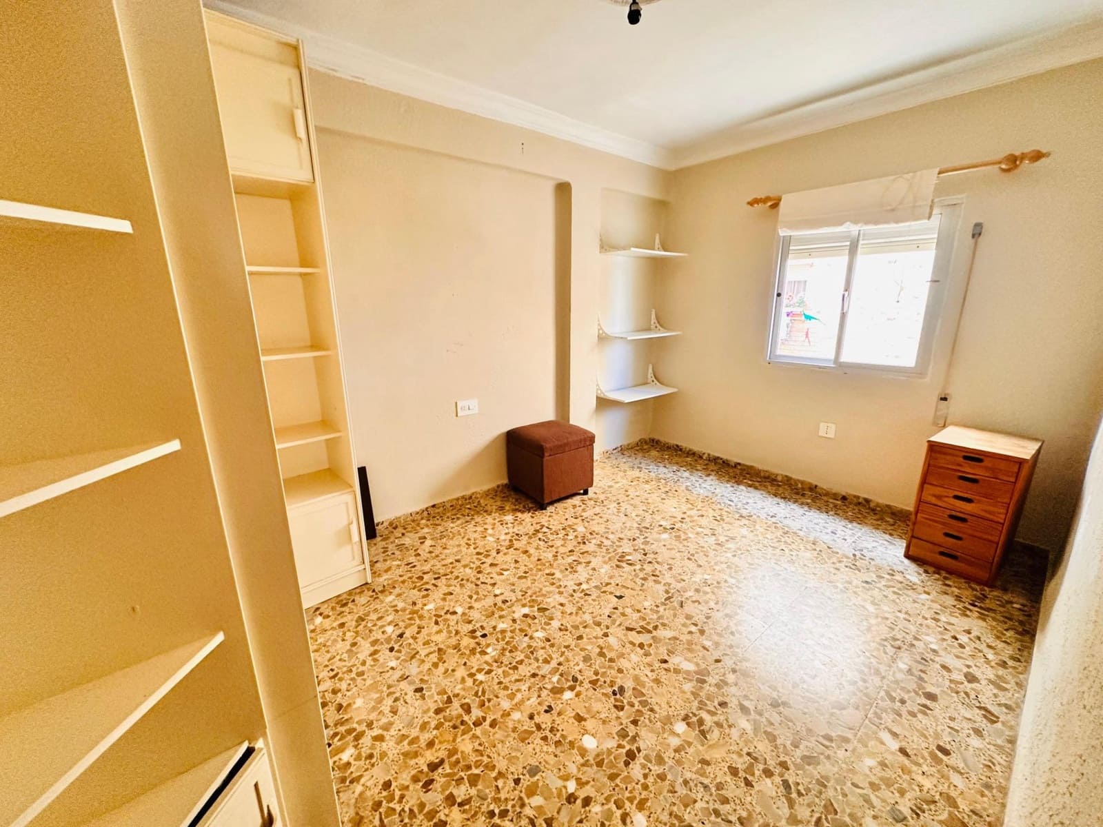 3 bedroom Flat for rent in Malaga city - € 900 (Ref: 9829433)