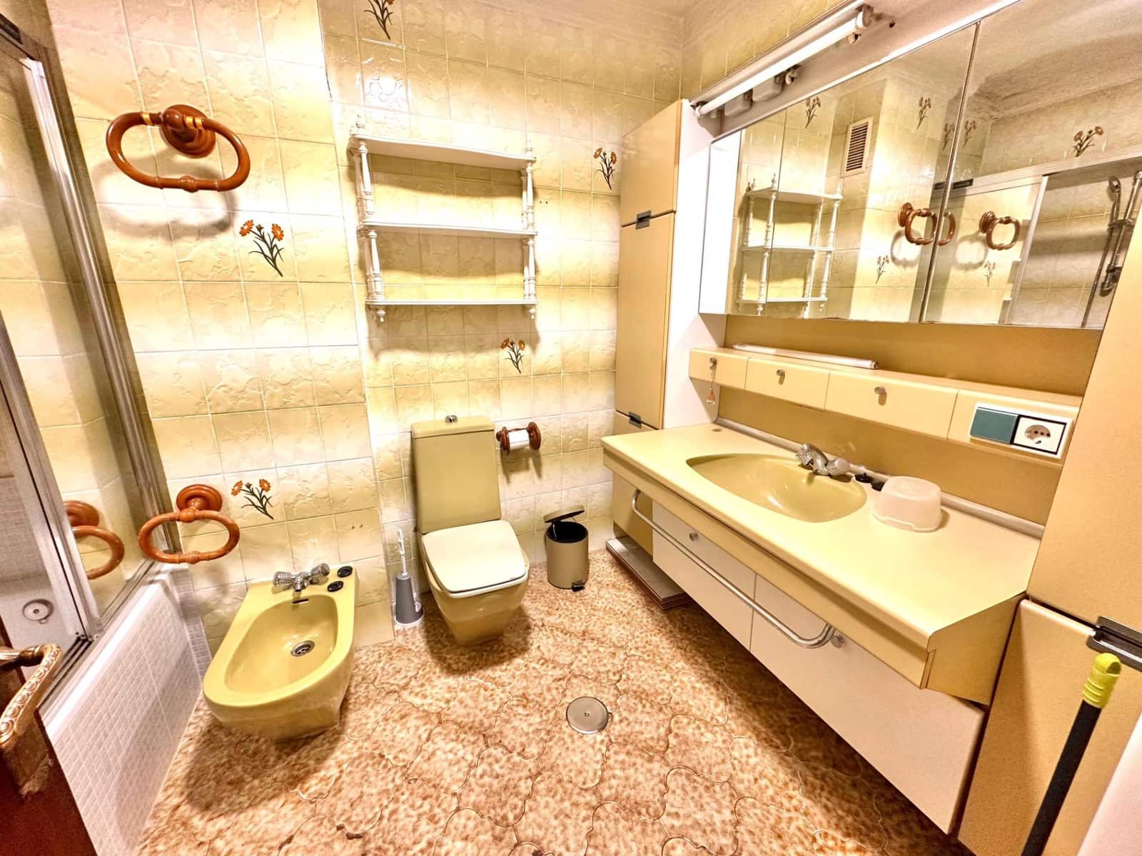 3 bedroom Flat for rent in Malaga city - € 900 (Ref: 9829433)