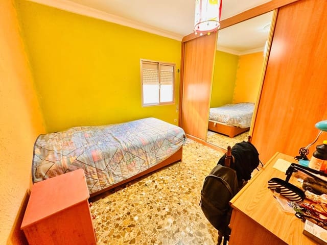 3 bedroom Flat for rent in Cruz de Humilladero, Málaga city - € 900 (Ref: 9829433)