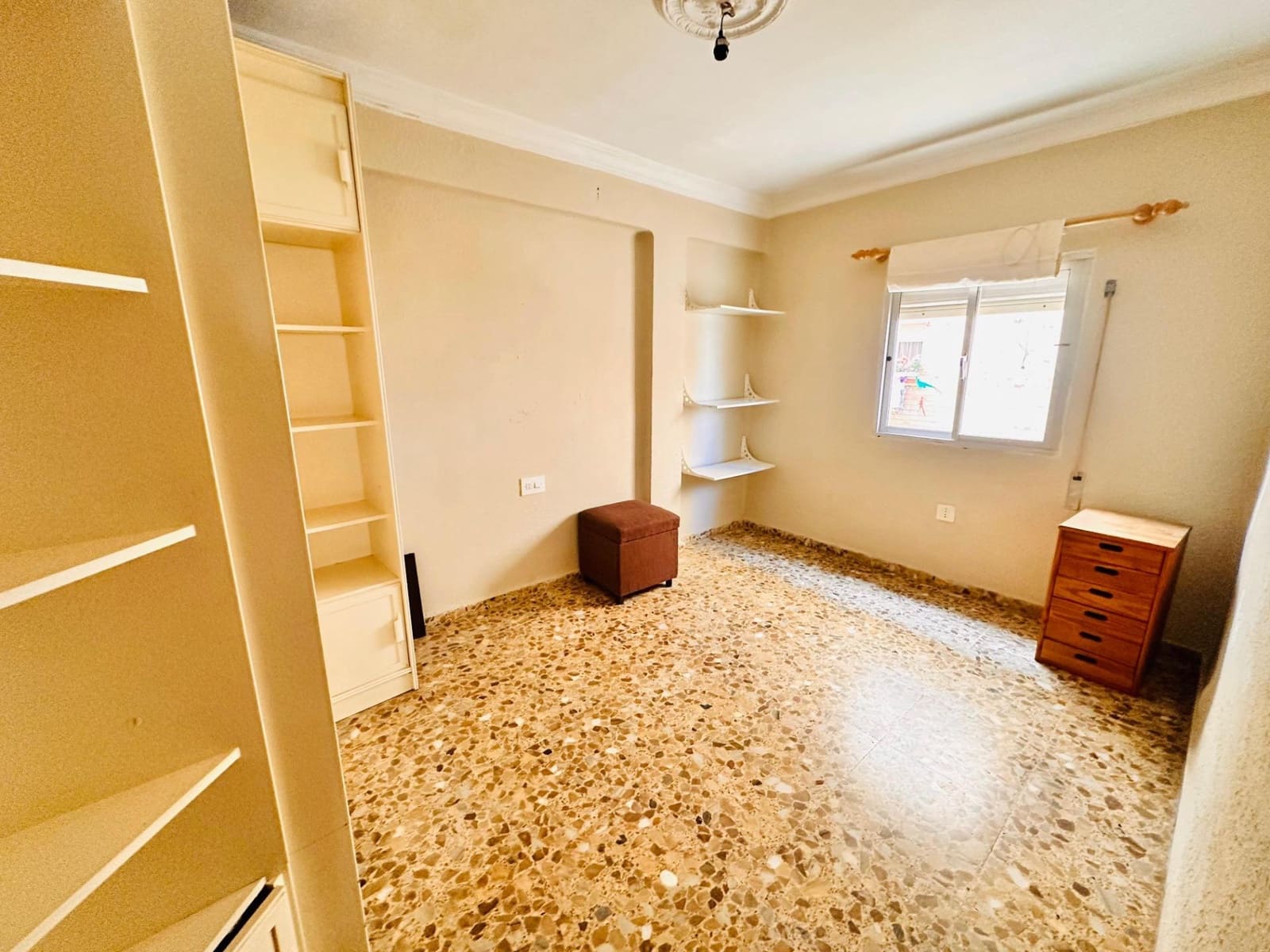 3 bedroom Flat for rent in Malaga city - € 900 (Ref: 9829433)