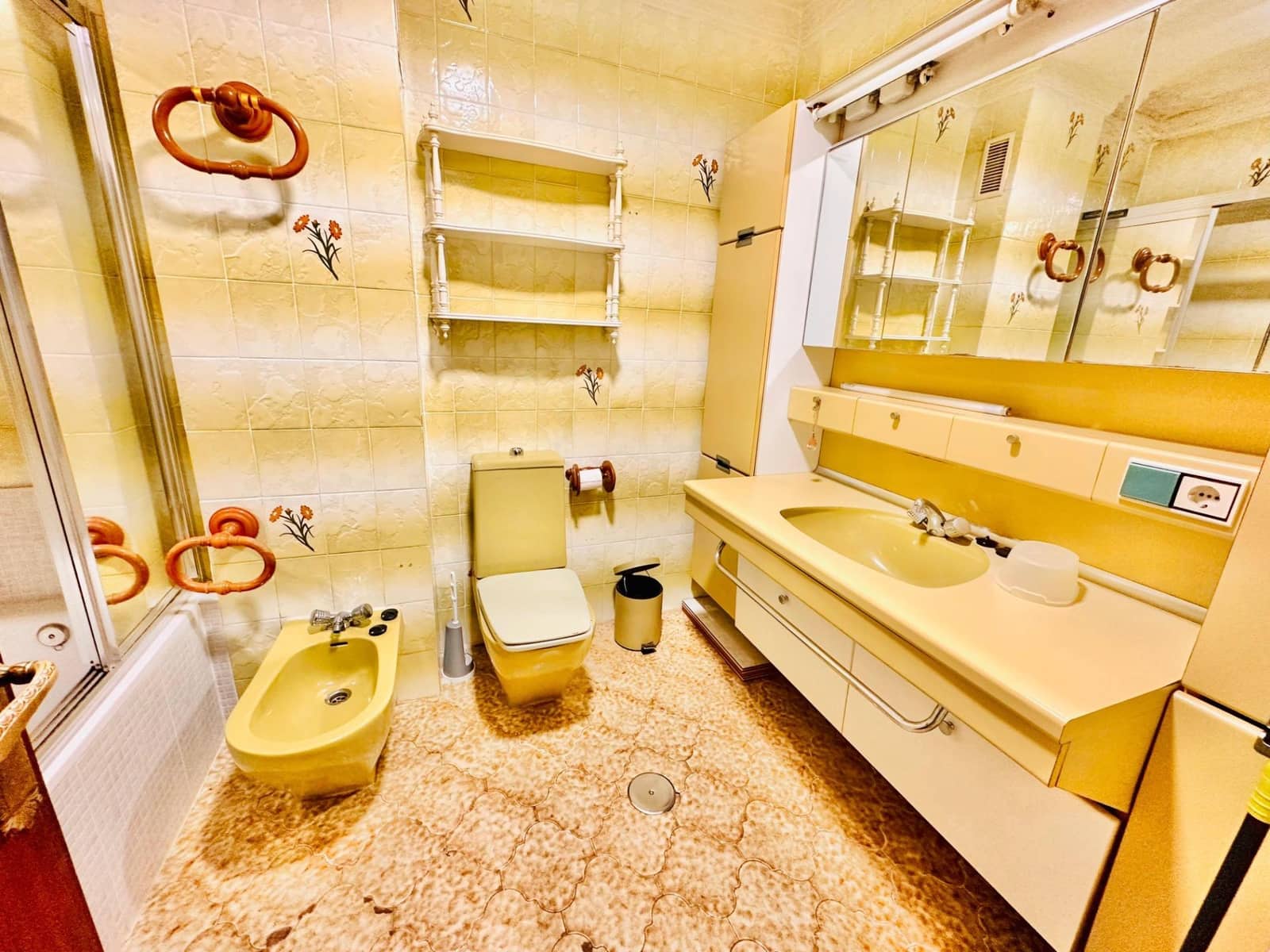3 bedroom Flat for rent in Malaga city - € 900 (Ref: 9829433)