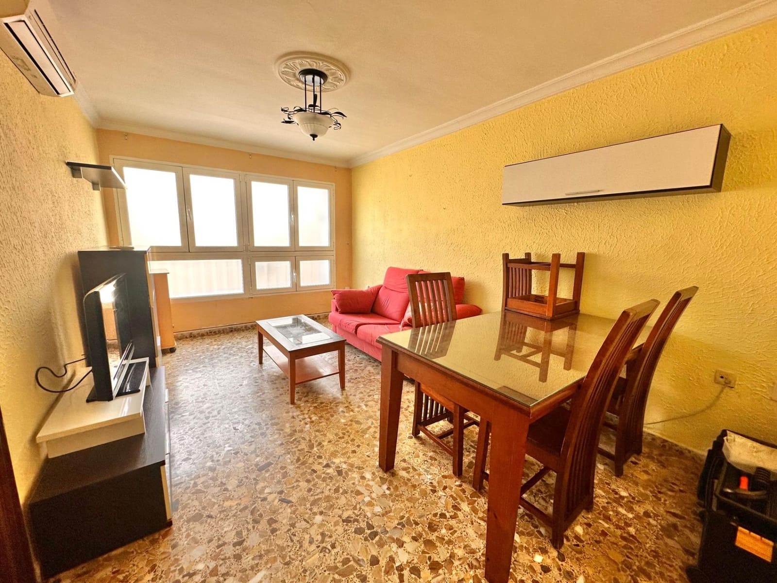 3 bedroom Flat for rent in Malaga city - € 900 (Ref: 9829433)