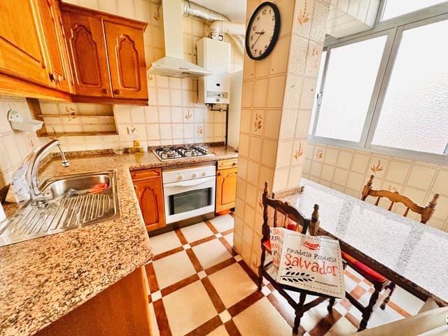 3 bedroom Flat for rent in Cruz de Humilladero, Málaga city - € 900 (Ref: 9829433)