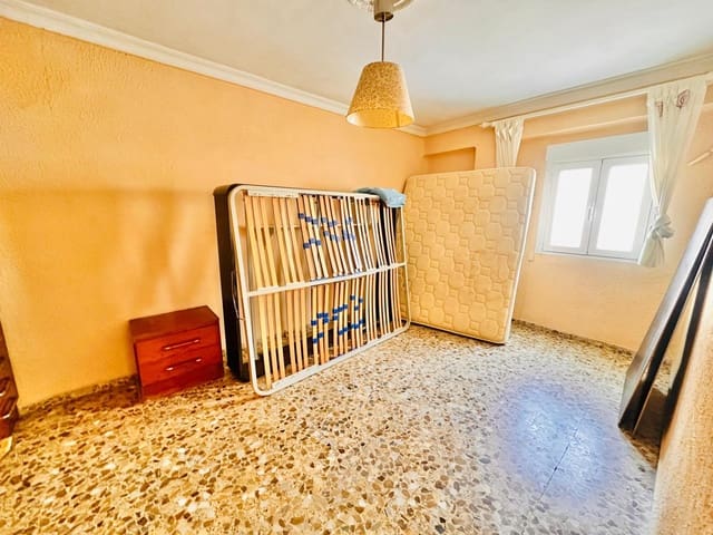 3 bedroom Flat for rent in Cruz de Humilladero, Málaga city - € 900 (Ref: 9829433)