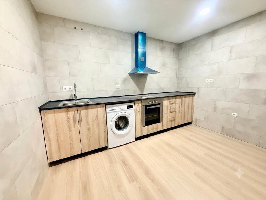 2 slaapkamer Rijtjeshuis te koop in Malaga stad - € 249.000 (Ref: 9981318)