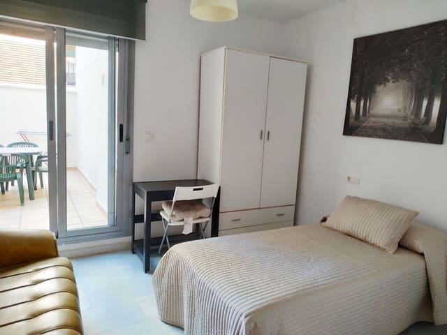 3 bedroom Flat for rent in Málaga city - € 1,350 (Ref: 9997191)