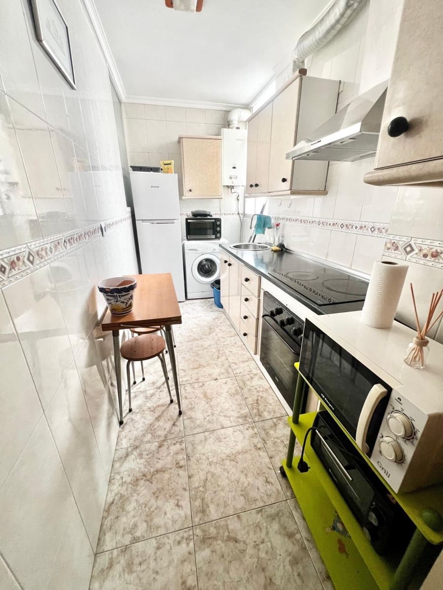 3 bedroom Flat for rent in Malaga city - € 900 (Ref: 9998881)