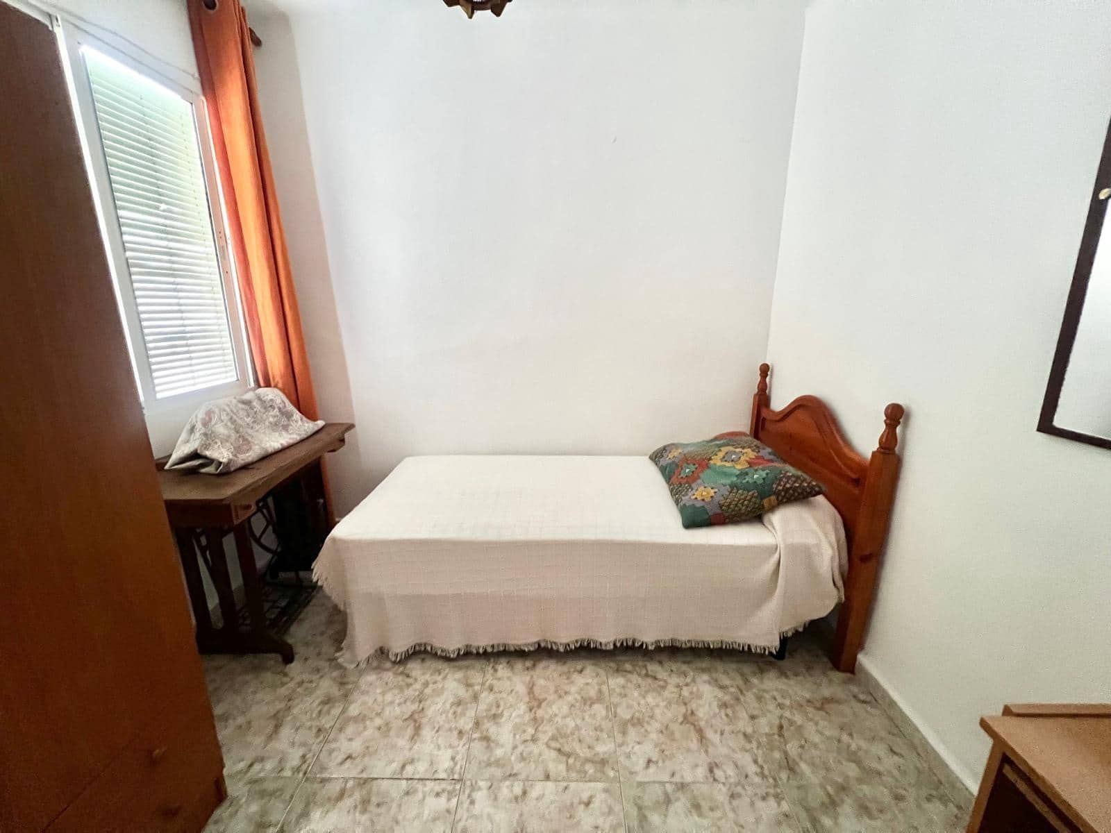 3 bedroom Flat for rent in Malaga city - € 900 (Ref: 9998881)