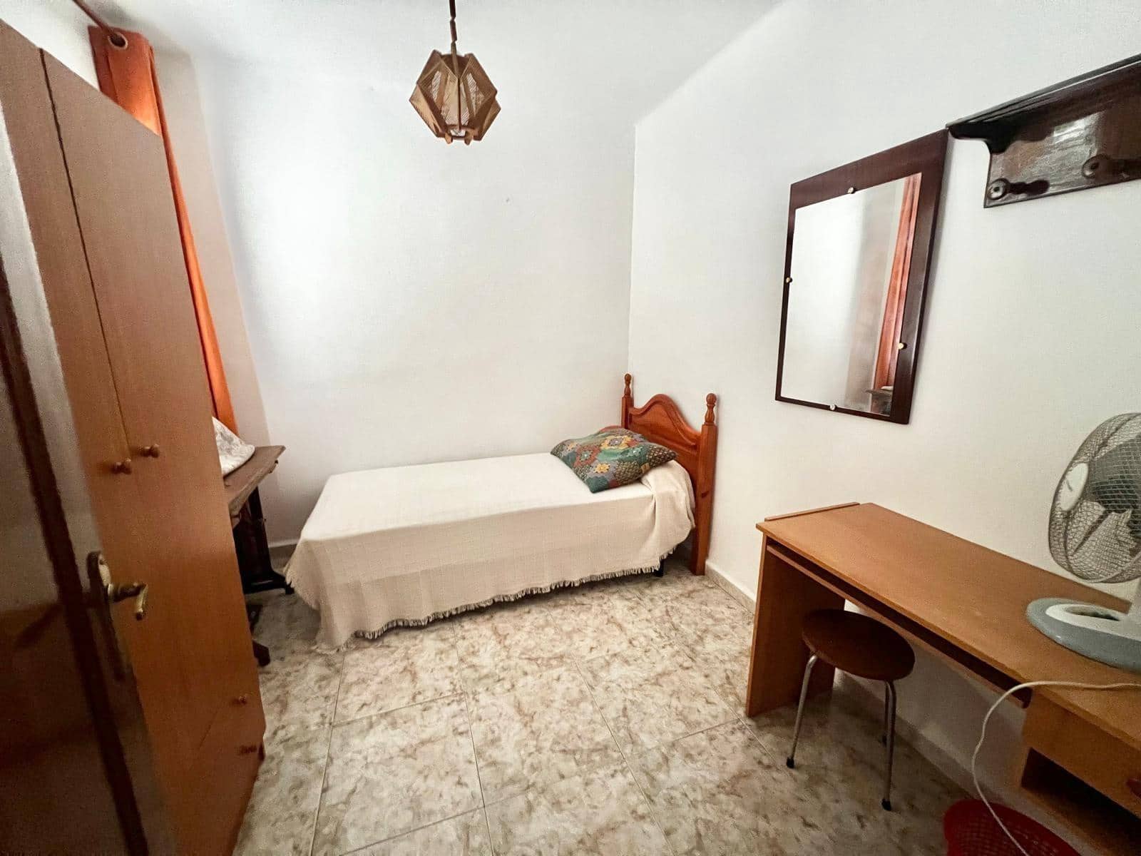 3 bedroom Flat for rent in Malaga city - € 900 (Ref: 9998881)