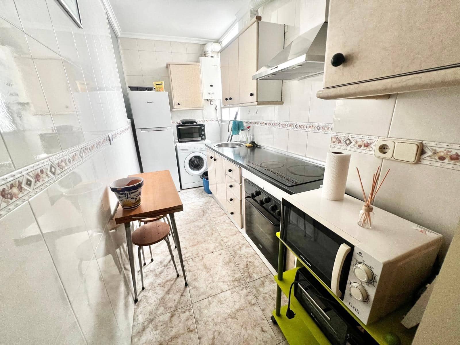 3 bedroom Flat for rent in Malaga city - € 900 (Ref: 9998881)