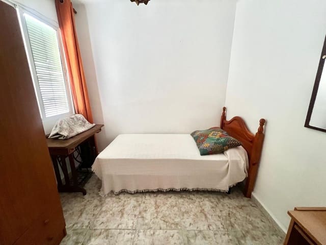 3 soveværelse Lejlighed til leje i Las Chapas, Málaga by - € 900 (Ref: 9998881)
