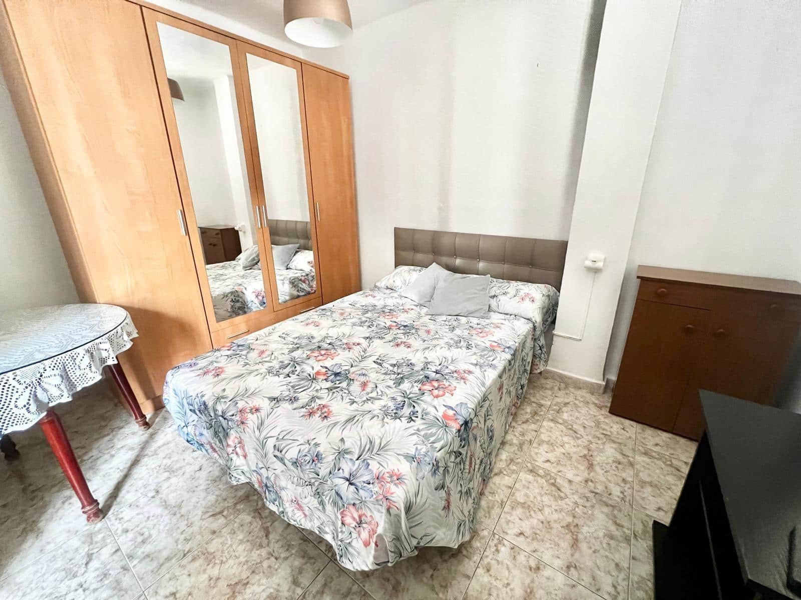 3 bedroom Flat for rent in Malaga city - € 900 (Ref: 9998881)