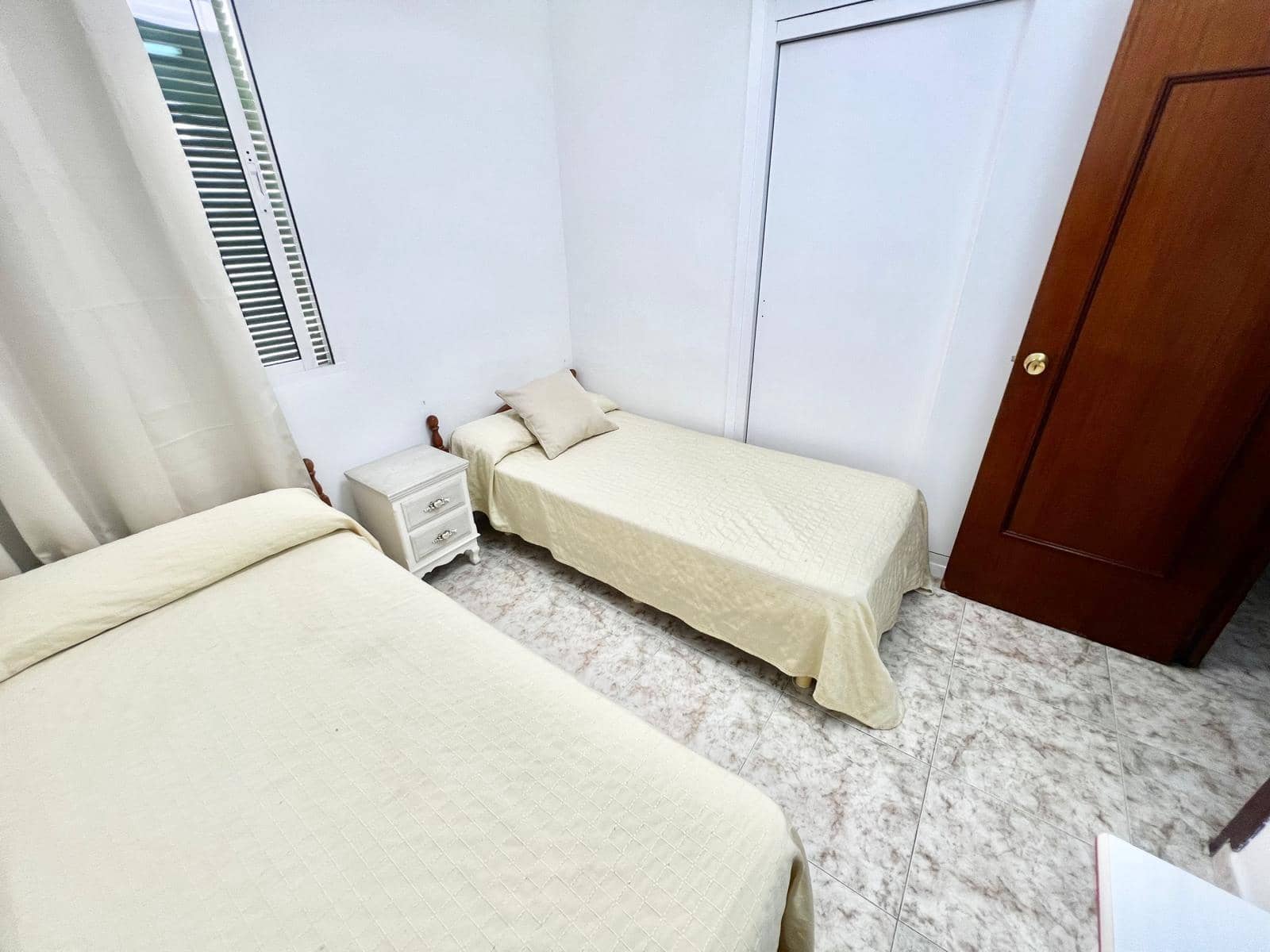 3 bedroom Flat for rent in Malaga city - € 900 (Ref: 9998881)