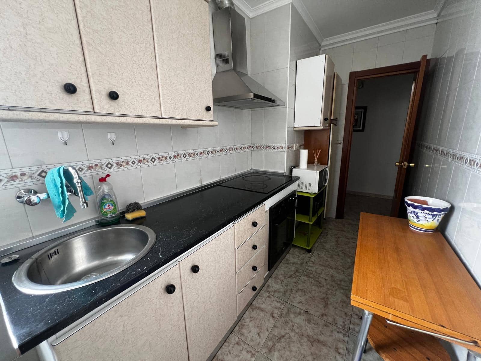 3 bedroom Flat for rent in Malaga city - € 900 (Ref: 9998881)