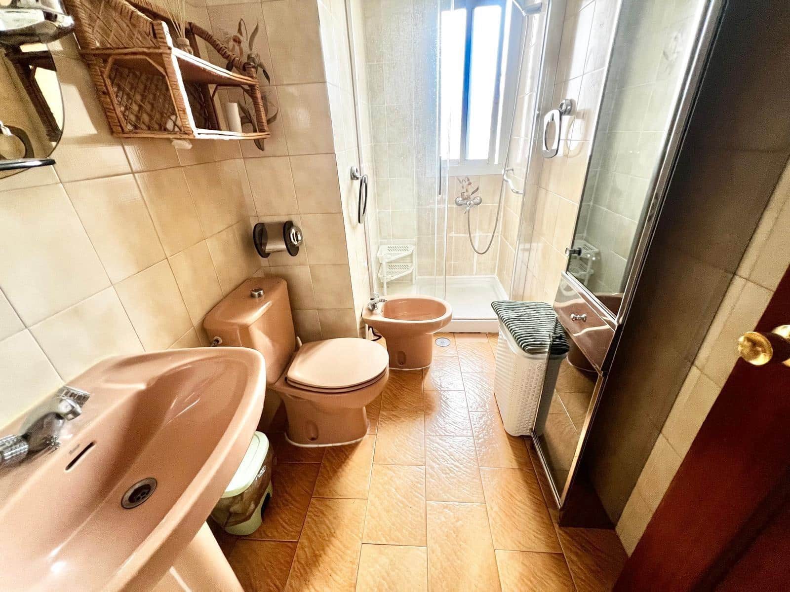 3 bedroom Flat for rent in Malaga city - € 900 (Ref: 9998881)