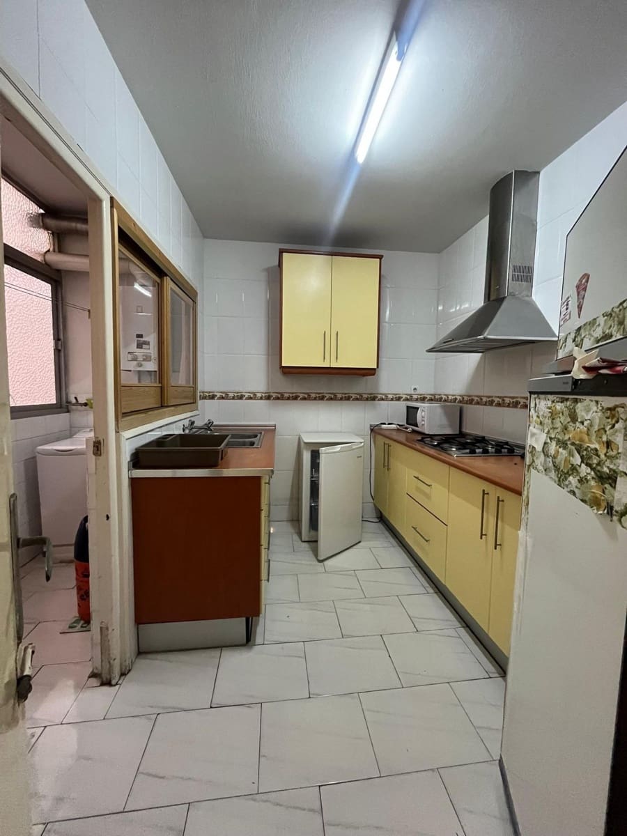 3 sovrum Lägenhet att hyra i Granada stad - 700 € (Ref: 9674859)