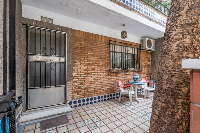6 quarto Casa em Banda para venda em Granada cidade - 300 000 € (Ref: 9674861)