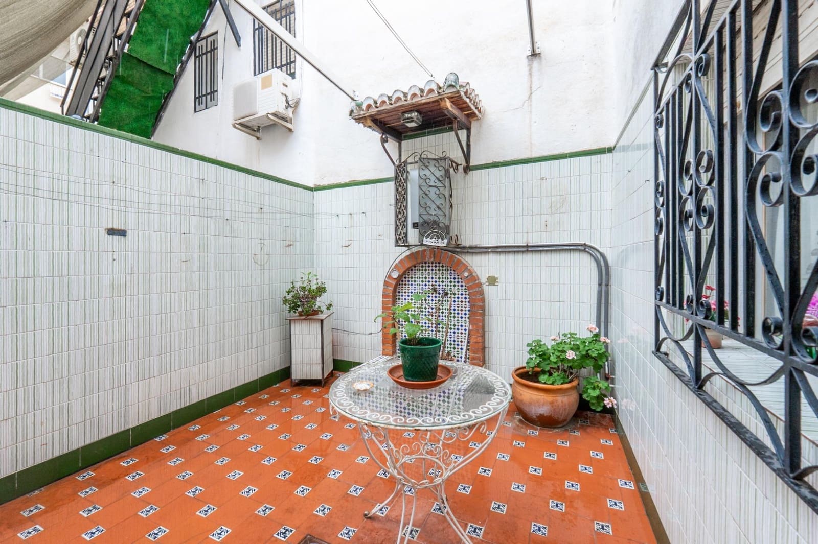 6 bedroom Townhouse for sale in Granada city - € 300,000 (Ref: 9674861)