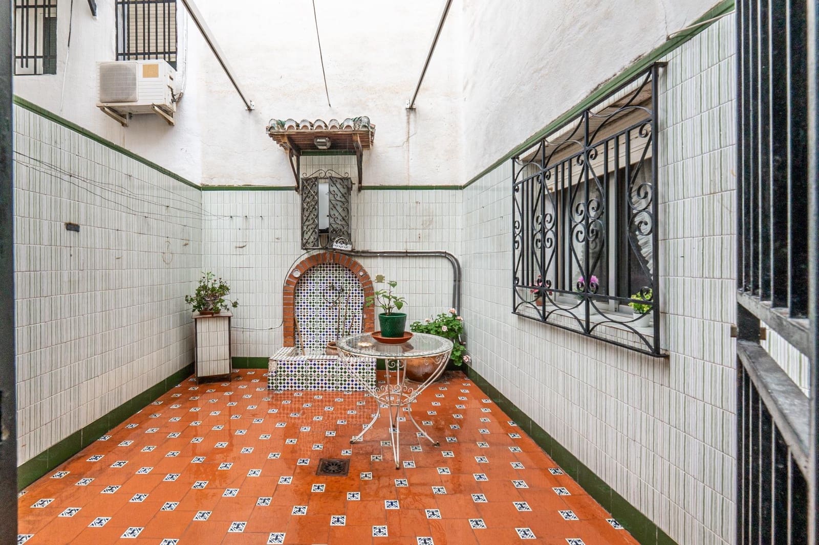 6 bedroom Townhouse for sale in Granada city - € 300,000 (Ref: 9674861)