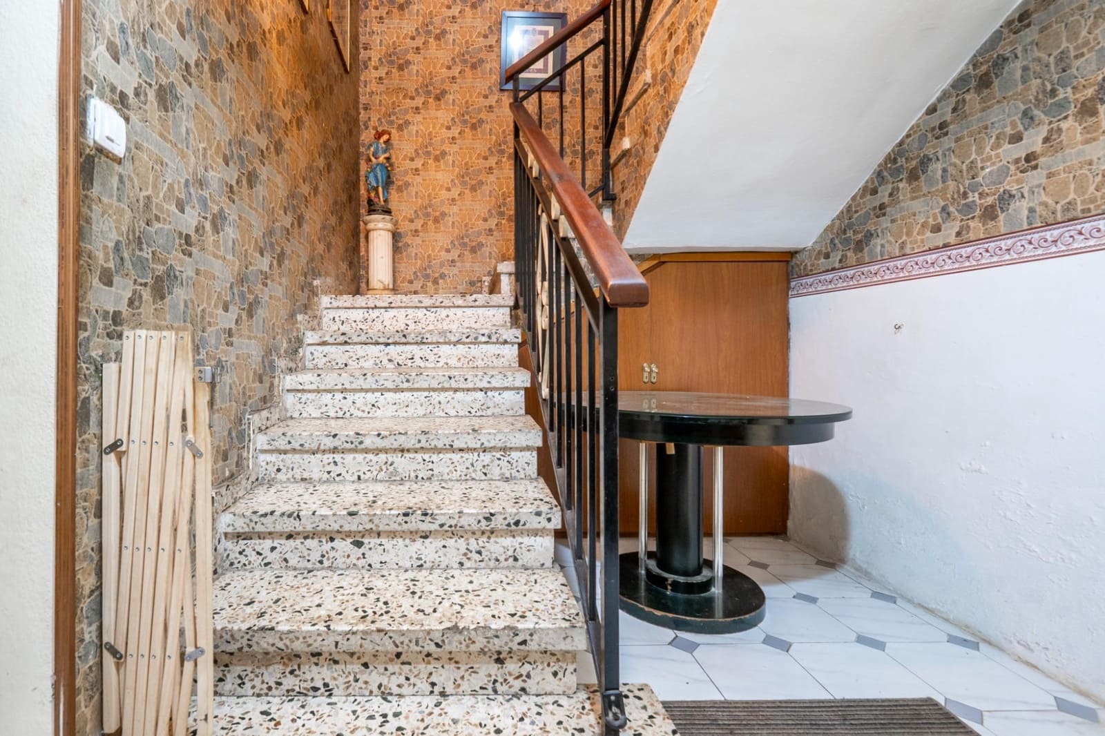 6 bedroom Townhouse for sale in Granada city - € 300,000 (Ref: 9674861)