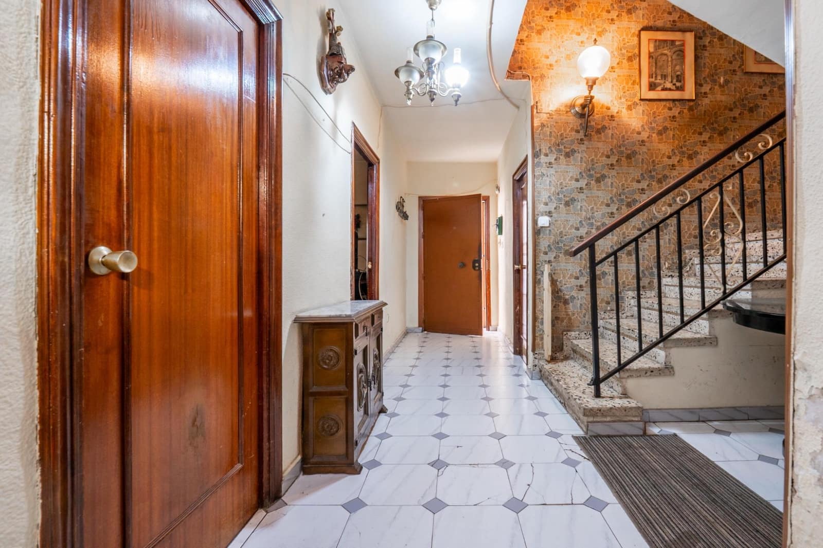 6 bedroom Townhouse for sale in Granada city - € 300,000 (Ref: 9674861)