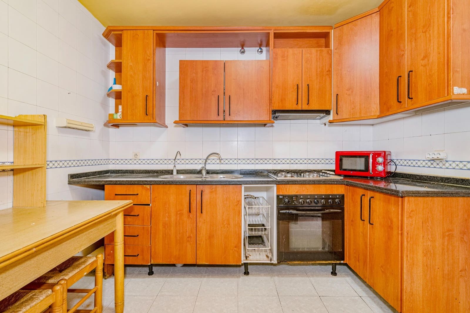 4 bedroom Apartment for sale in Granada city with garage - € 218,000 (Ref: 9674864)