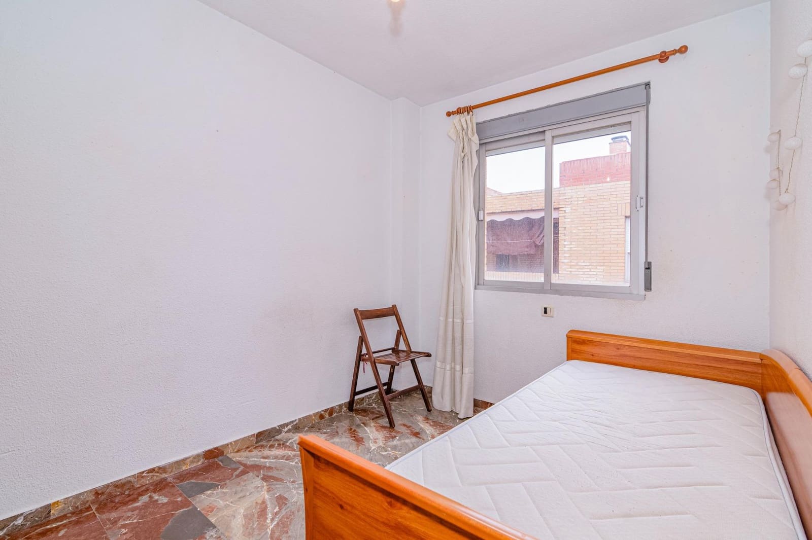 4 bedroom Apartment for sale in Granada city with garage - € 218,000 (Ref: 9674864)