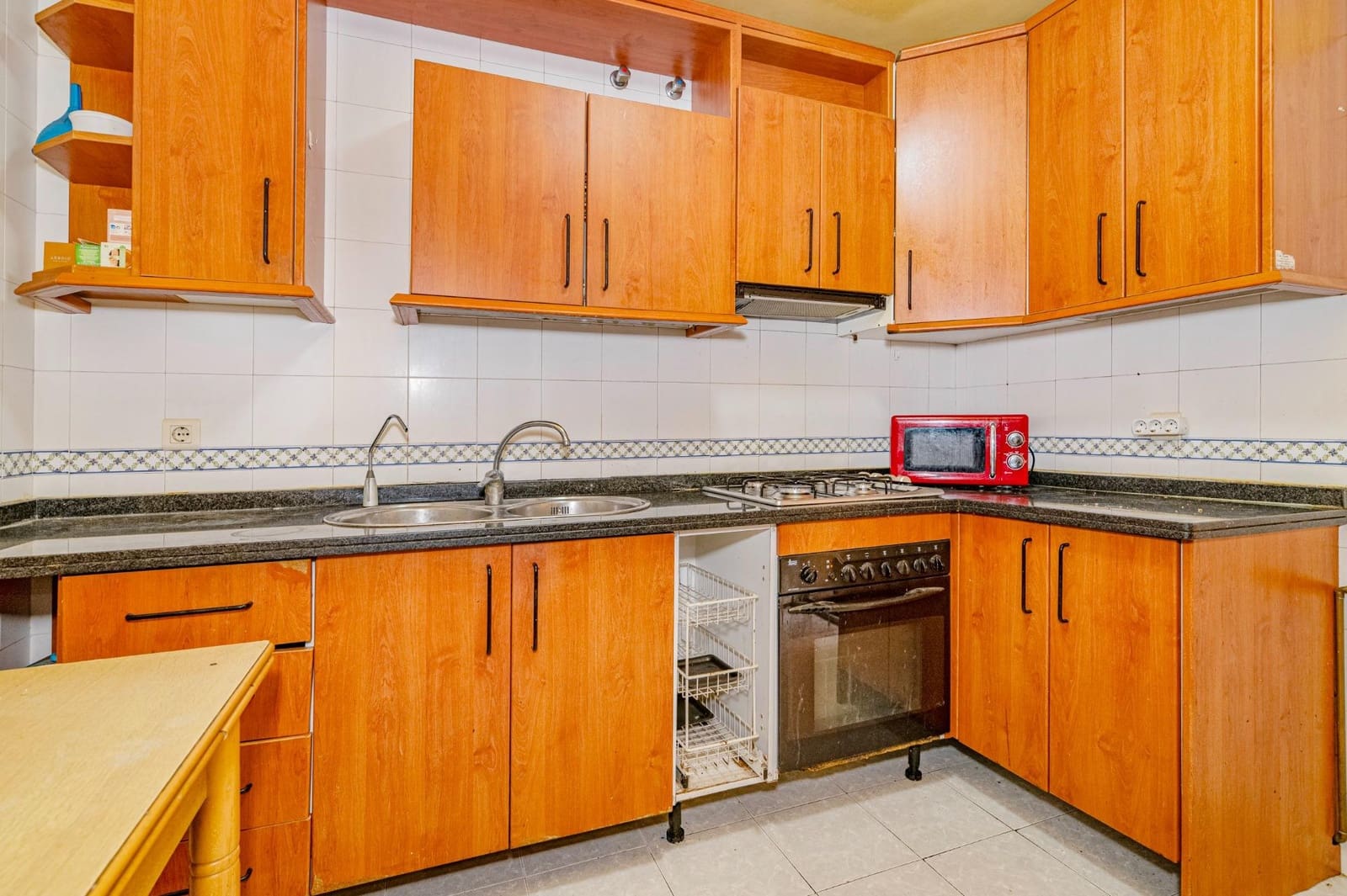 4 bedroom Apartment for sale in Granada city with garage - € 218,000 (Ref: 9674864)