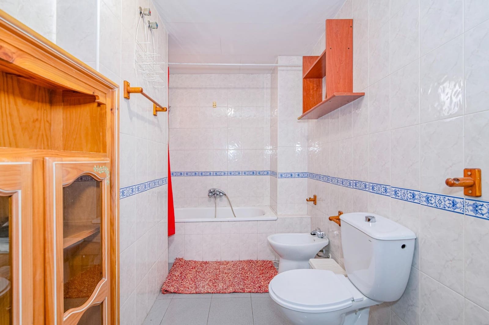 4 bedroom Apartment for sale in Granada city with garage - € 218,000 (Ref: 9674864)