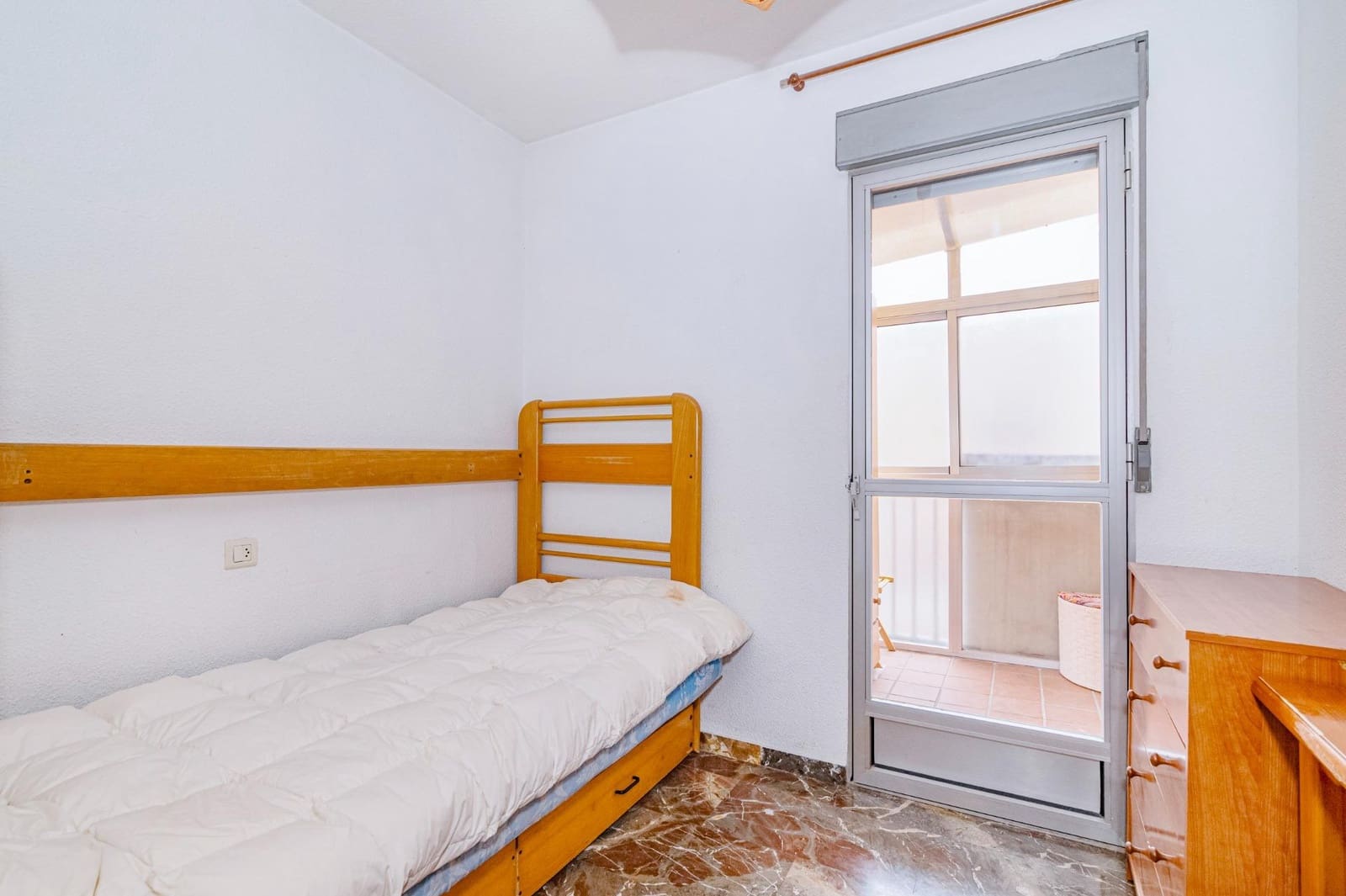 4 bedroom Apartment for sale in Granada city with garage - € 218,000 (Ref: 9674864)