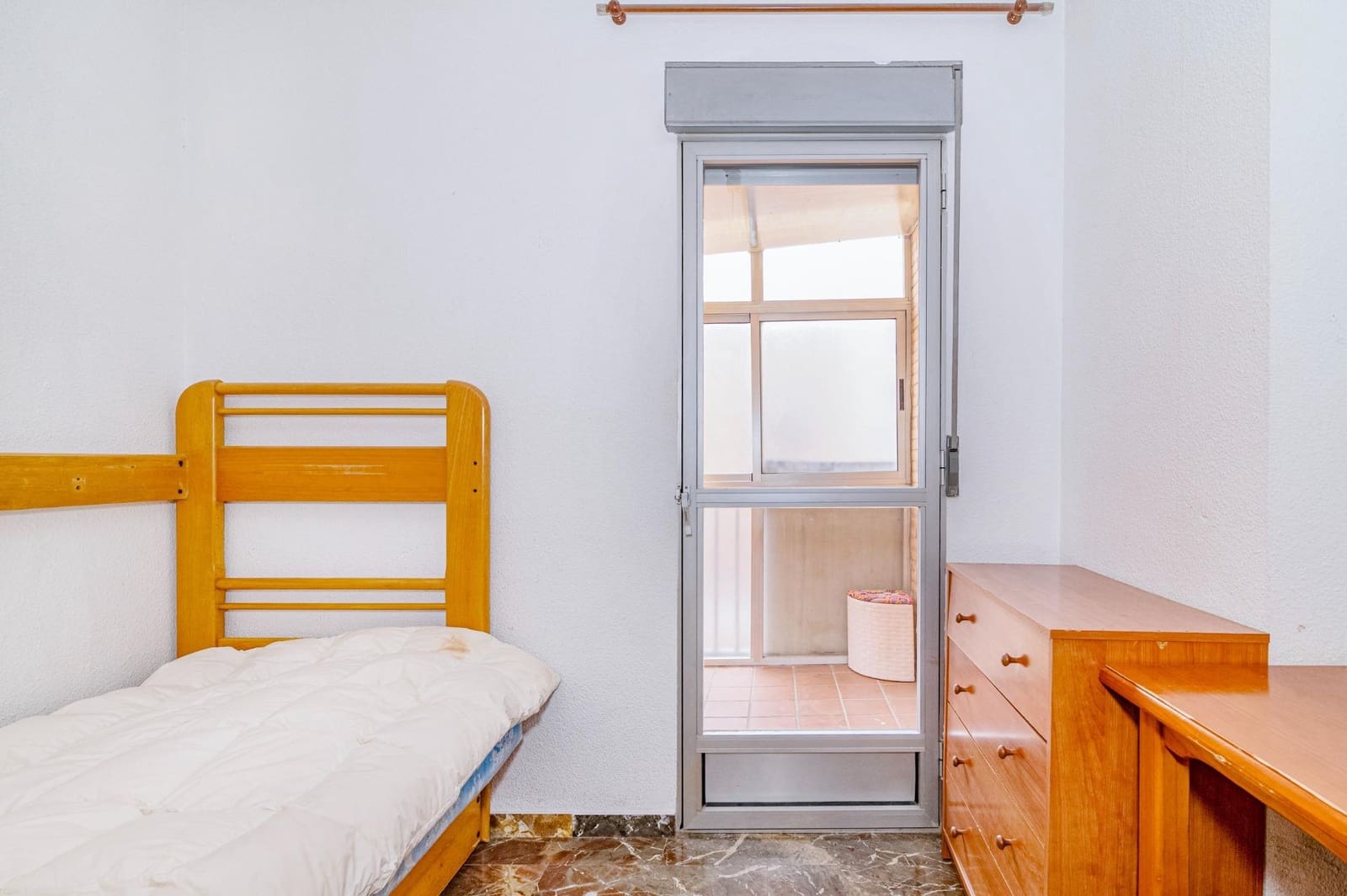 4 bedroom Apartment for sale in Granada city with garage - € 218,000 (Ref: 9674864)