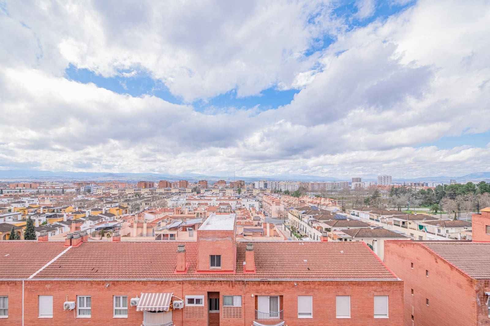 4 bedroom Apartment for sale in Granada city with garage - € 218,000 (Ref: 9674864)