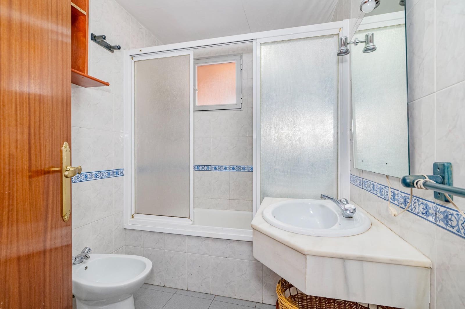 4 bedroom Apartment for sale in Granada city with garage - € 218,000 (Ref: 9674864)