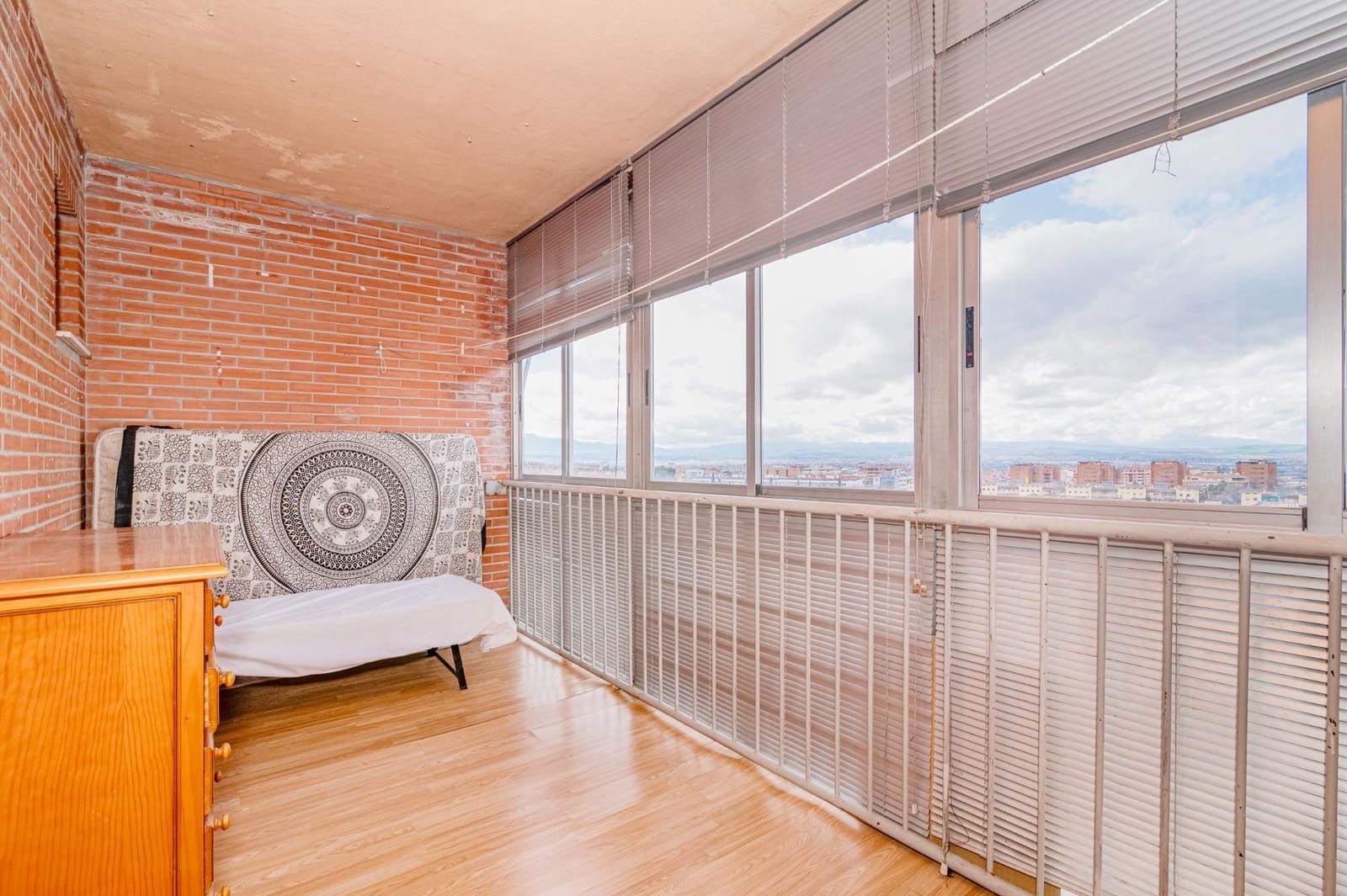 4 bedroom Apartment for sale in Granada city with garage - € 218,000 (Ref: 9674864)