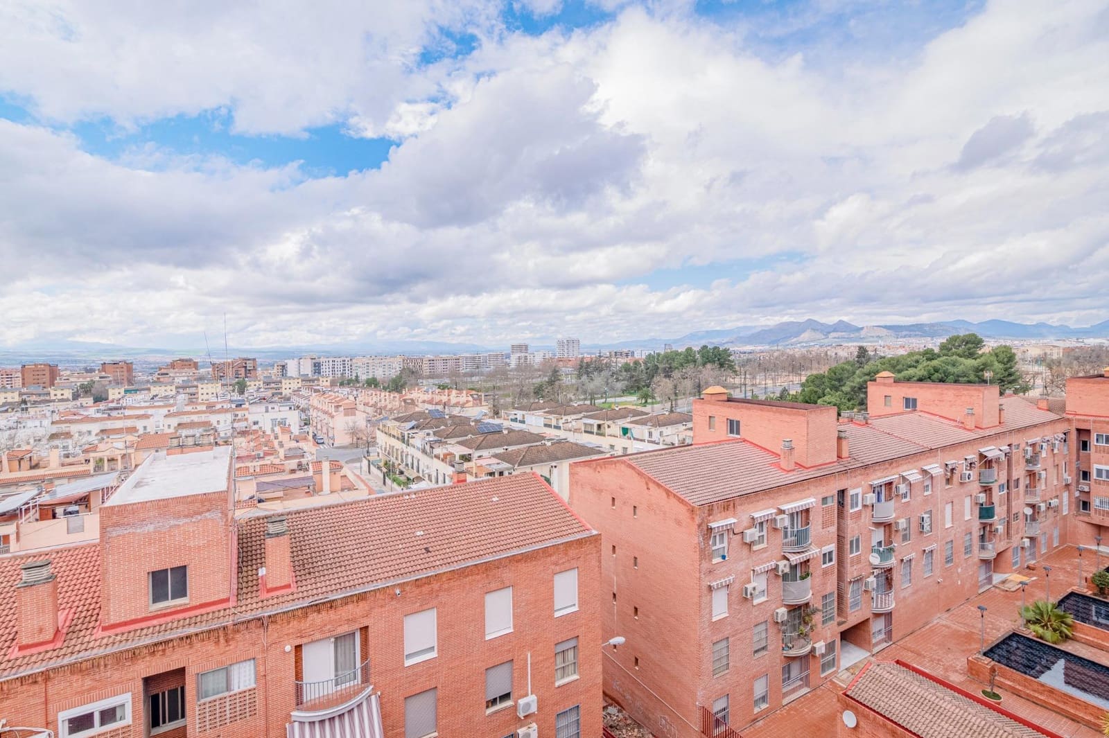 4 bedroom Apartment for sale in Granada city with garage - € 218,000 (Ref: 9674864)